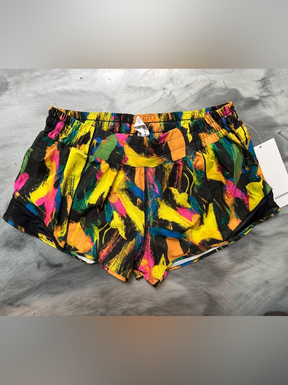 NWT New LULULEMON Low Rise Hotty Hot 2.5” Shorts Undertone Black Rainbow UNBM 10